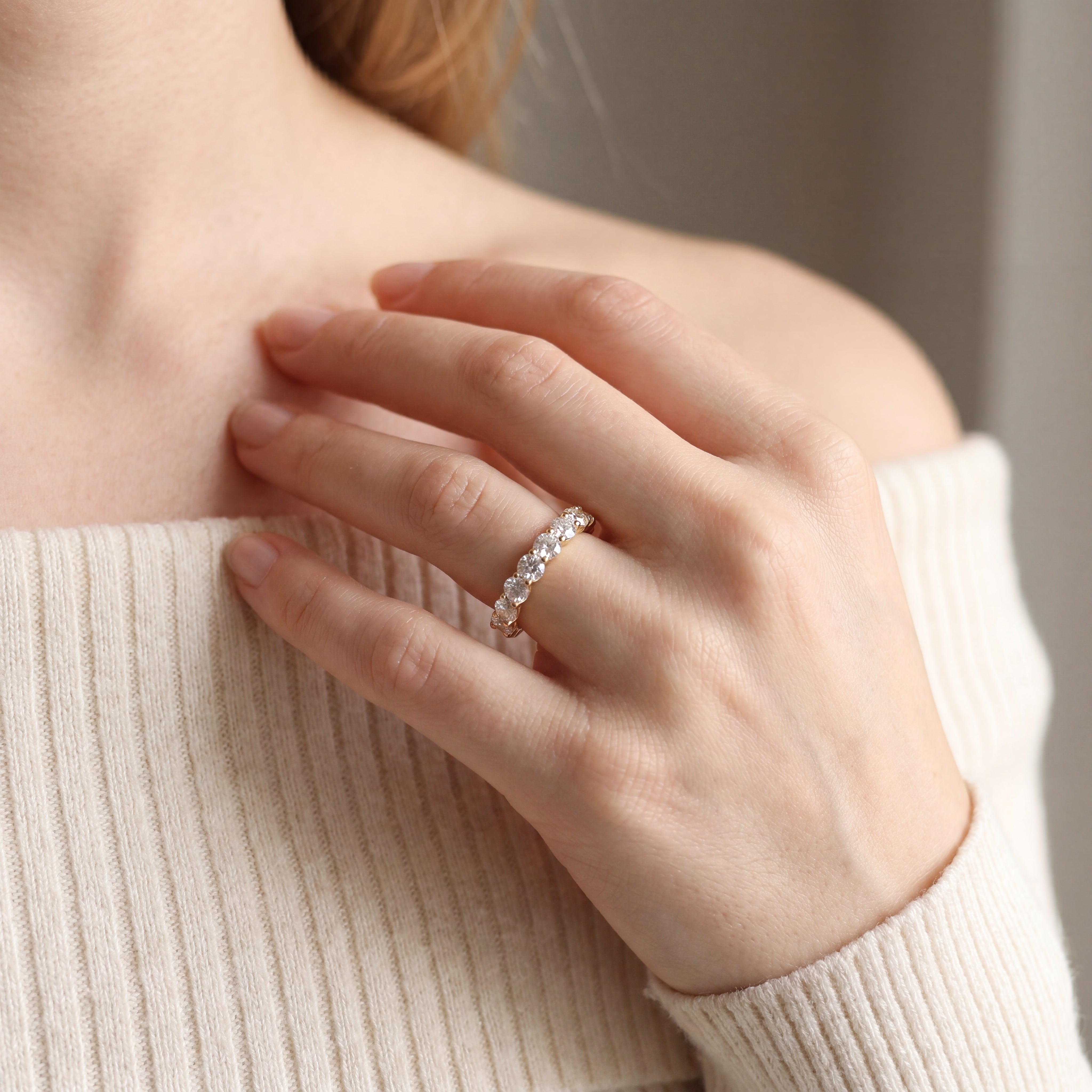 Paula – Round Claw Set Diamond Band