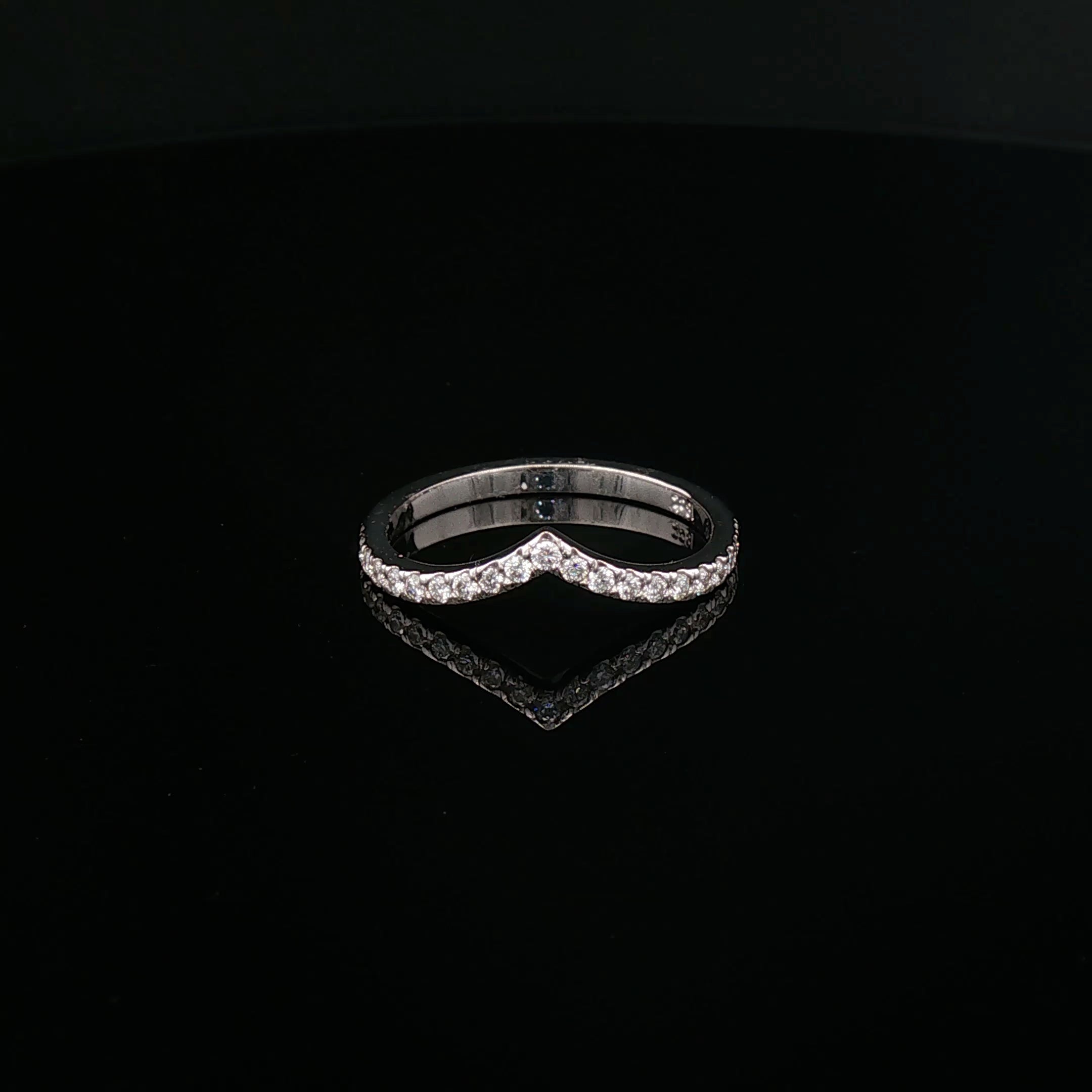 Orla - Round Diamond V Shape Band