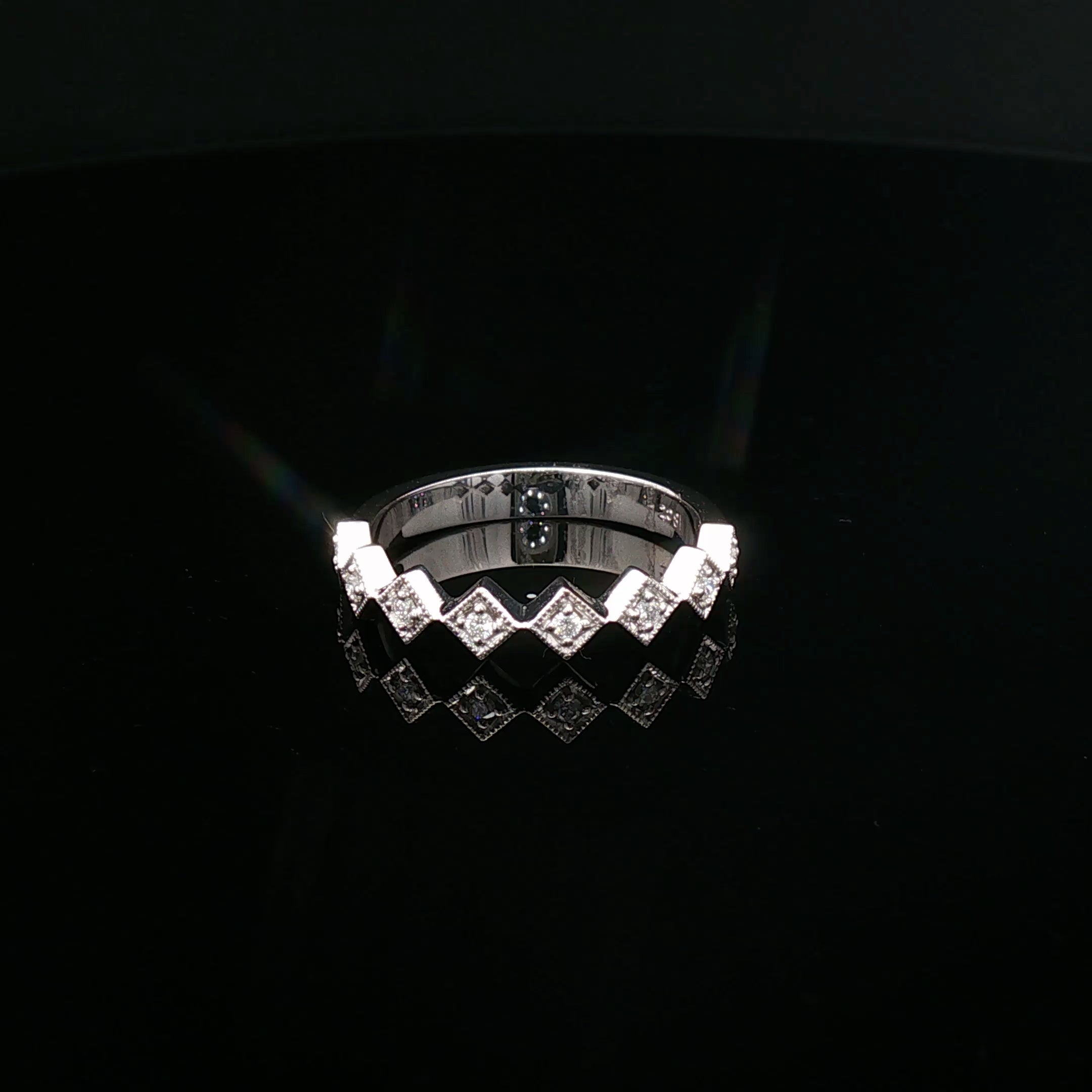 Jordan - Vintage-Inspired Geometric Diamond Band