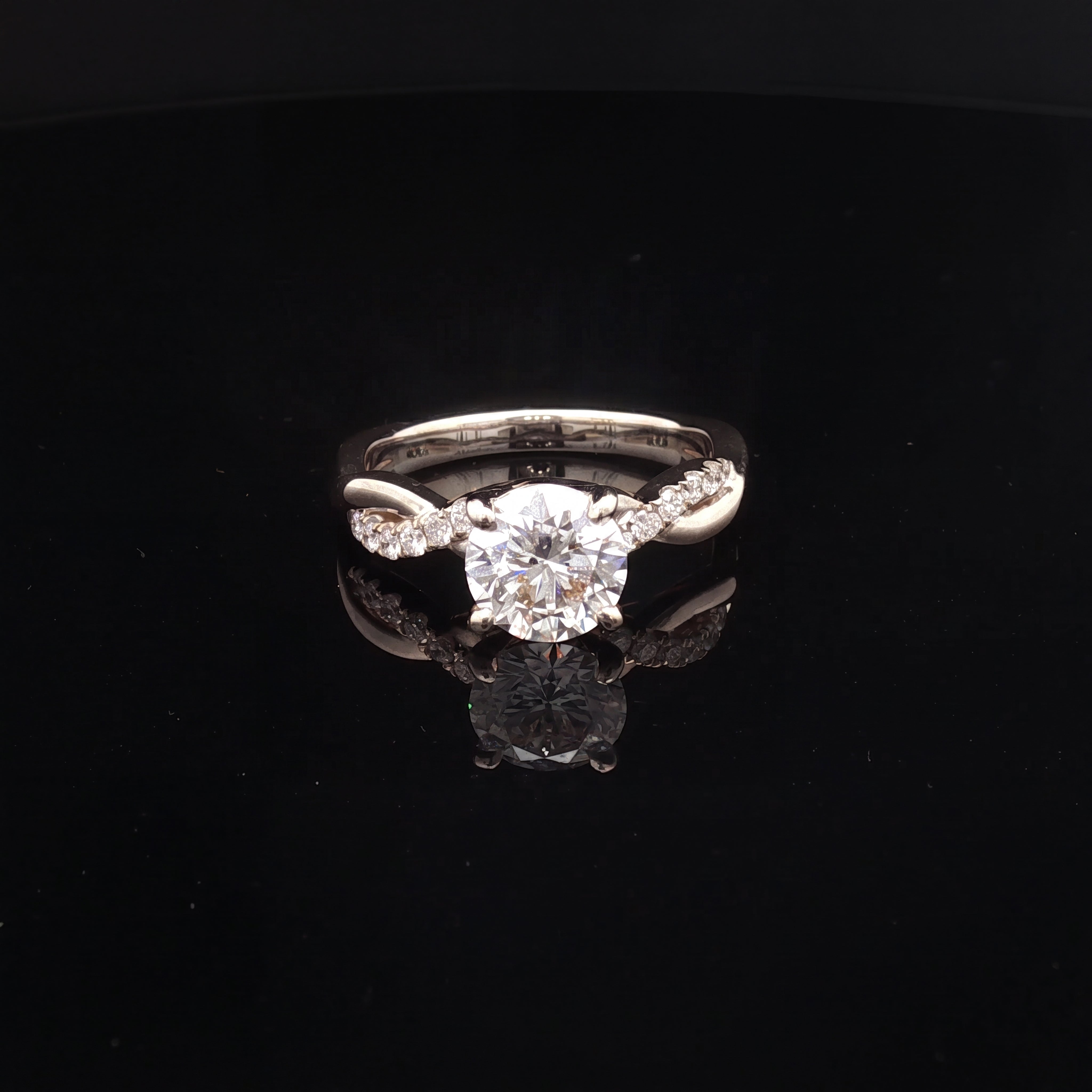Paris - Round Diamond Engagement Ring with Twisted Band