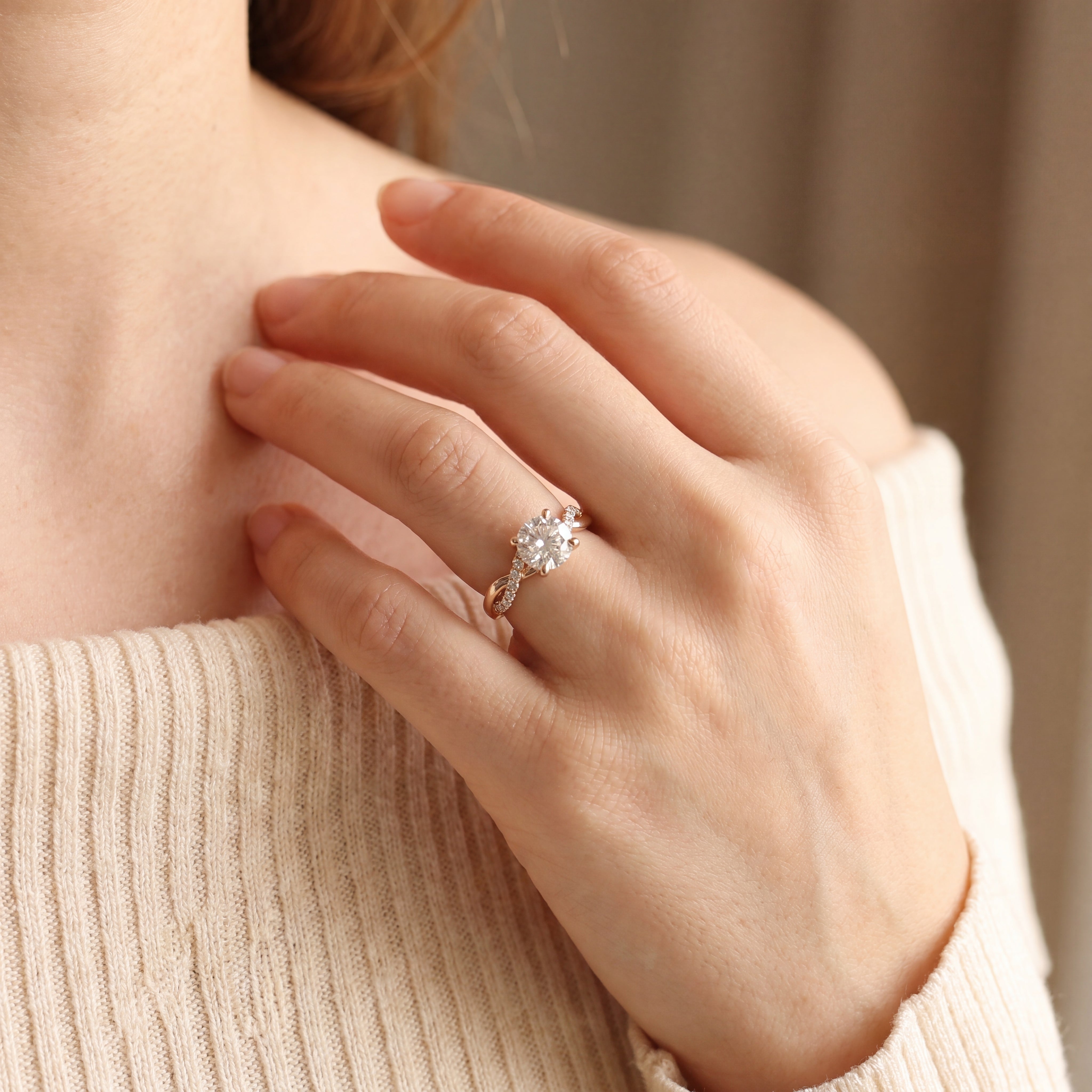 Paris - Round Diamond Engagement Ring with Twisted Band
