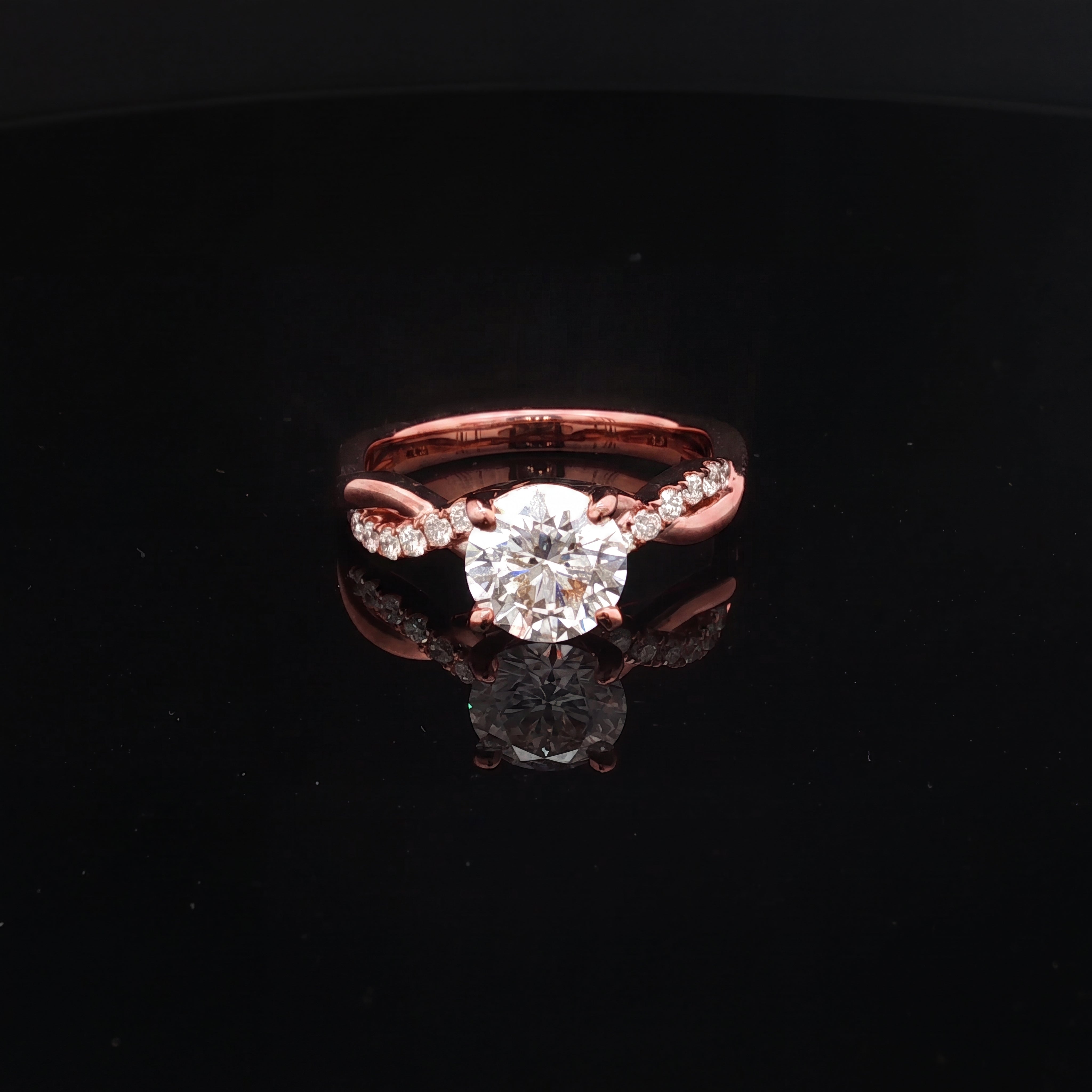 Paris - Round Diamond Engagement Ring with Twisted Band