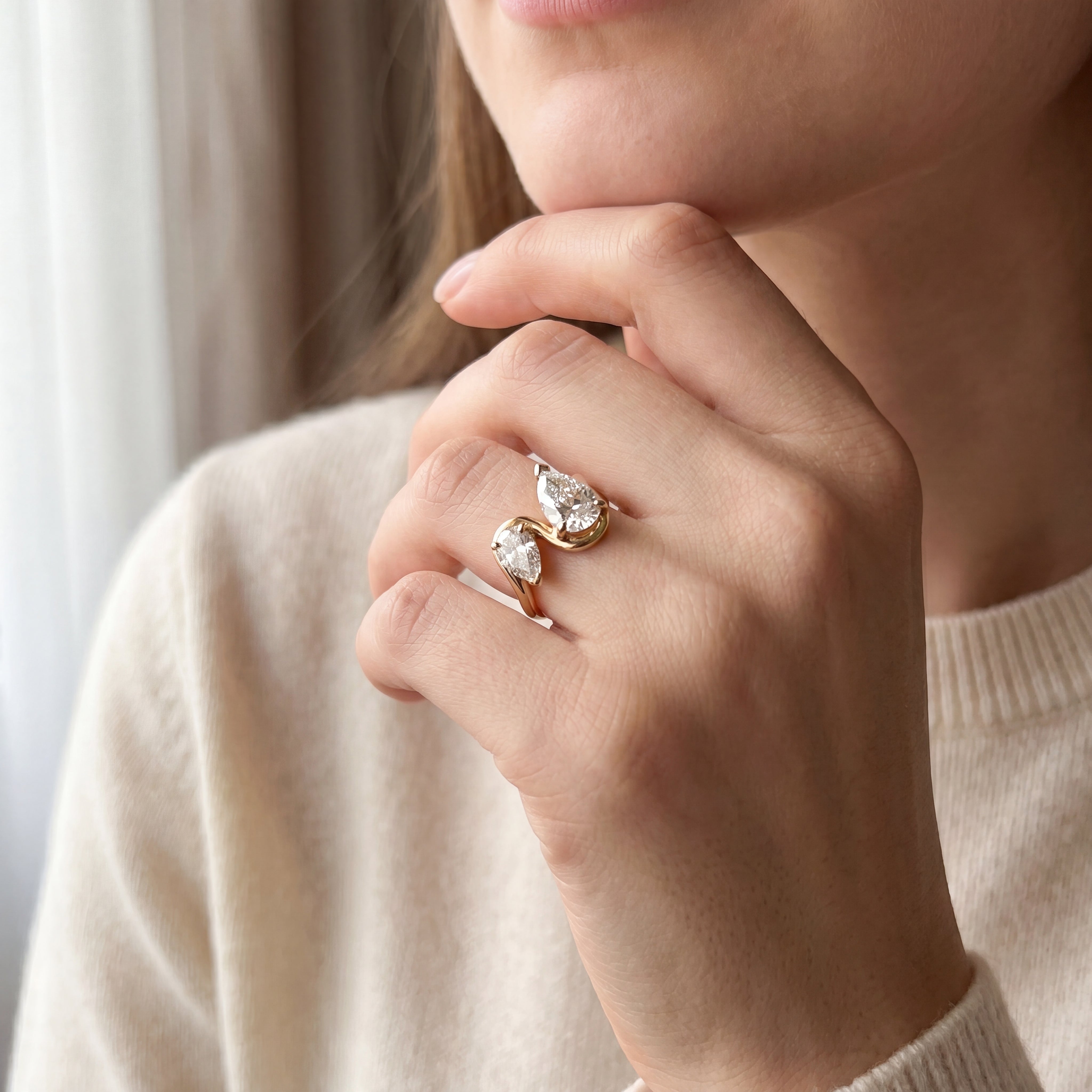 Beverly - Toi&Moi Ring with Two Pear-Shaped Diamonds