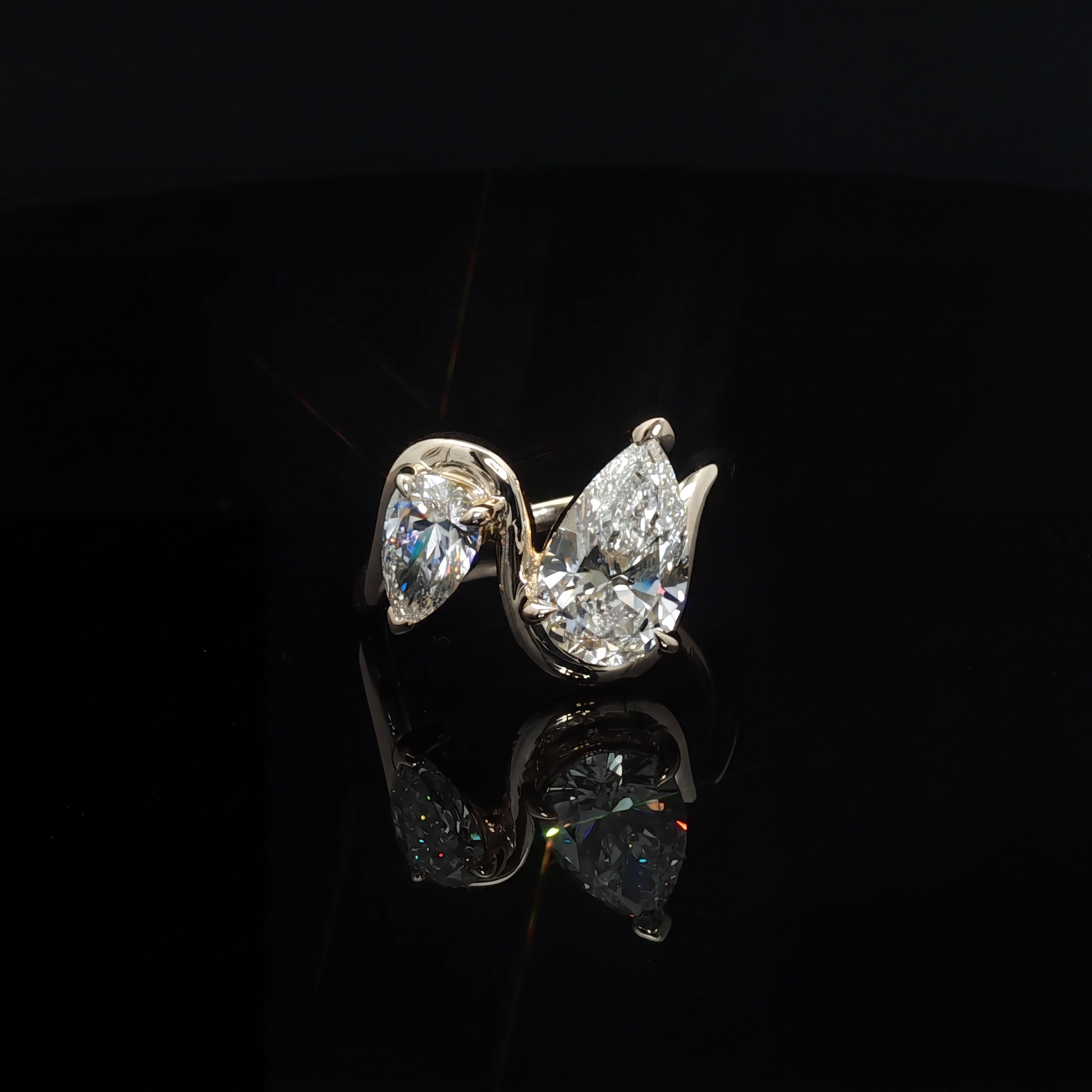 Beverly - Toi&Moi Ring with Two Pear-Shaped Diamonds