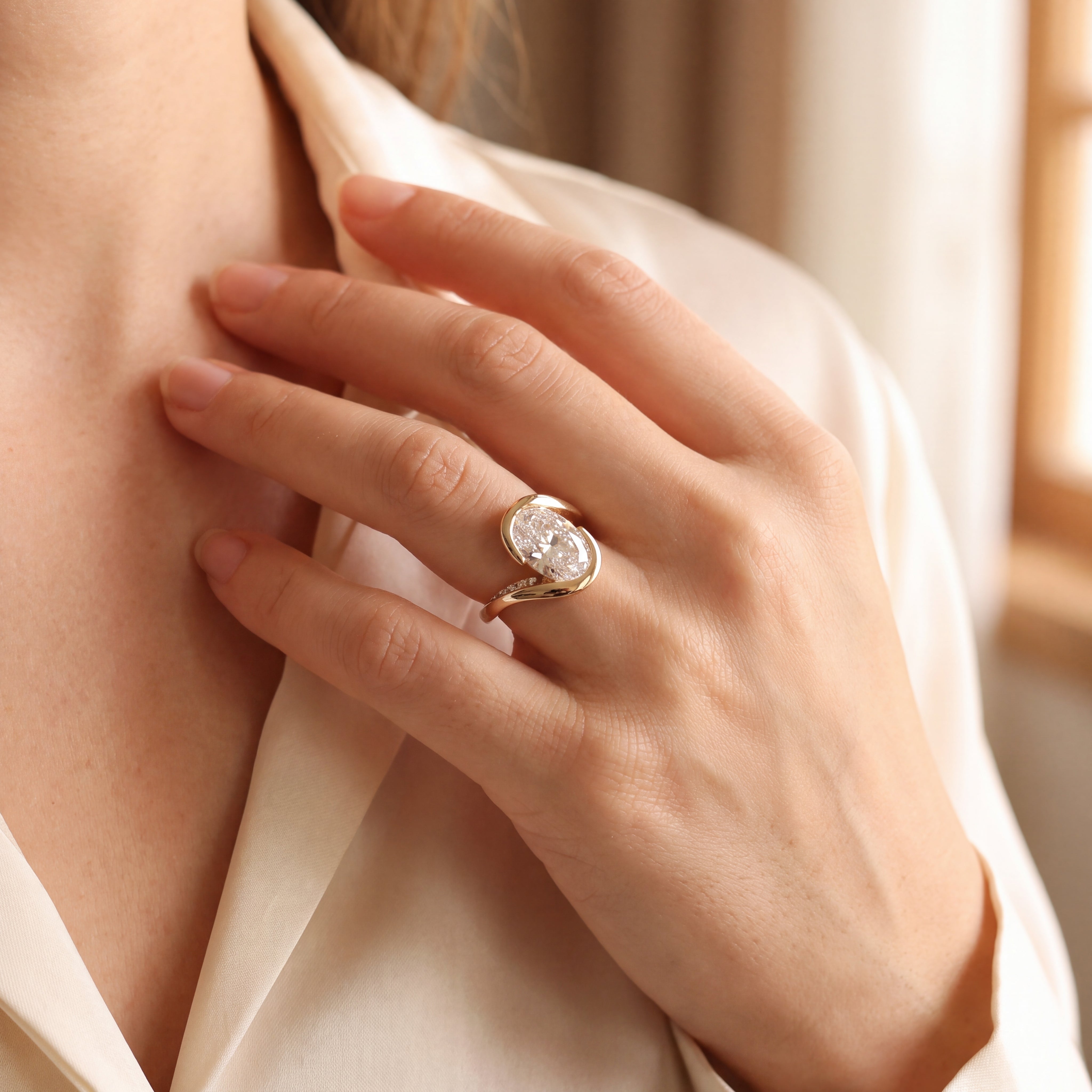 Como - Oval Diamond Bypass Solitaire Ring