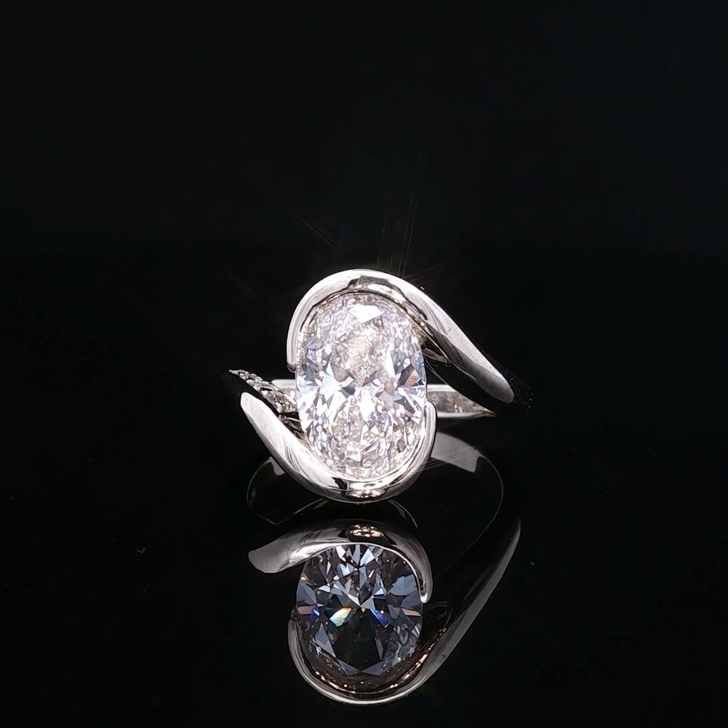 Como - Oval Diamond Bypass Solitaire Ring