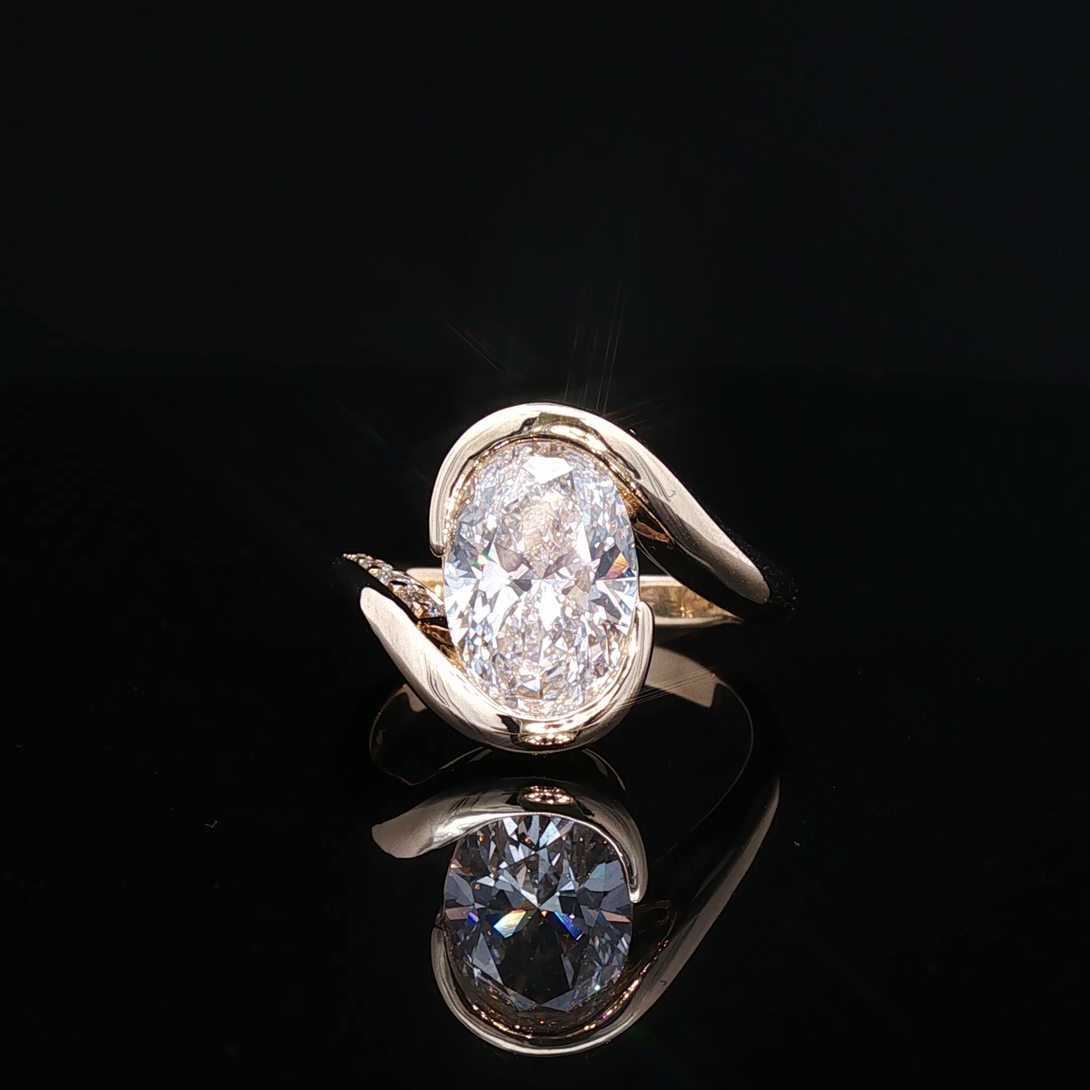 Como - Oval Diamond Bypass Solitaire Ring in Yellow Gold
