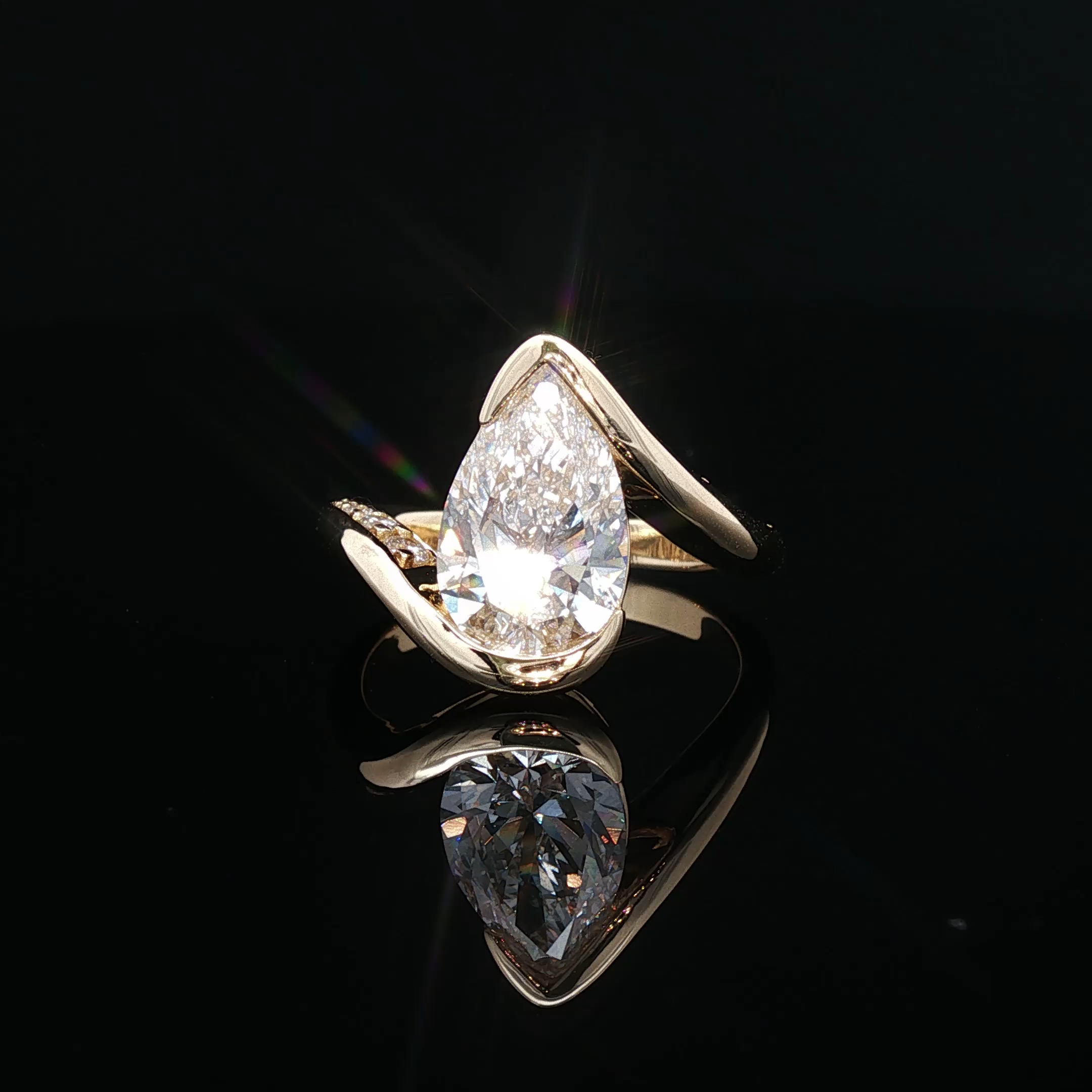 Positano - Pear-Shaped Diamond Bypass Solitaire Ring in Yellow Gold